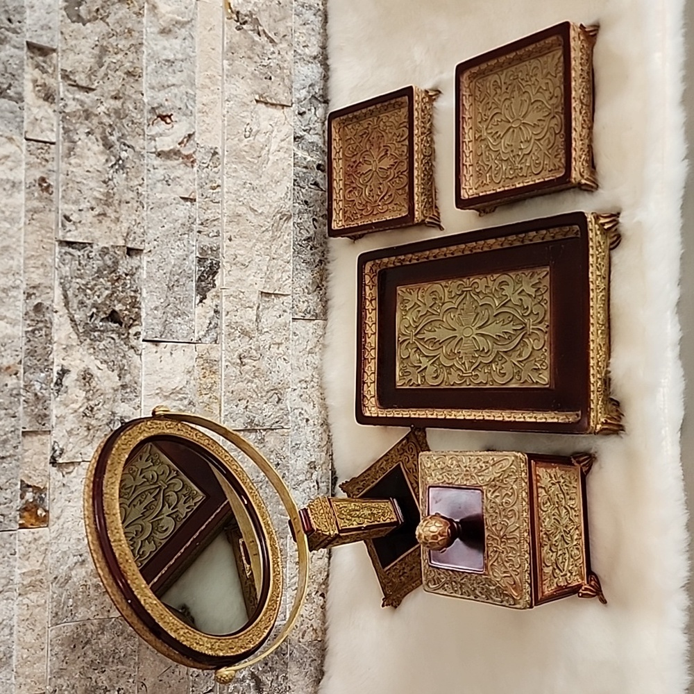 Bathroom Set Witch A Classic Timeless Vintage